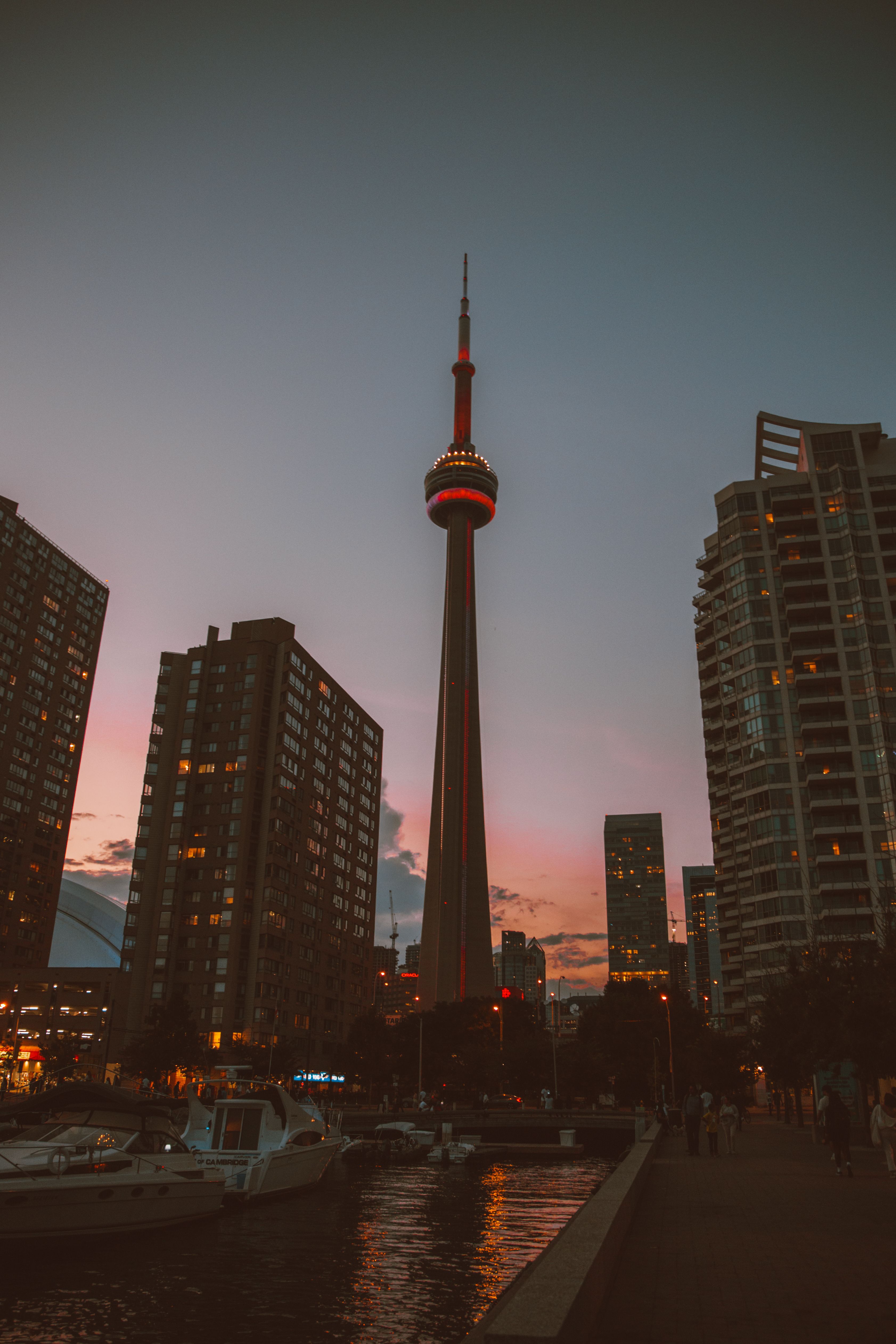 Torre CN de Toronto al atardecer, Canadá